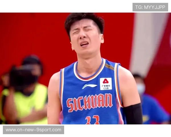 UFC飞腿踢中太阳穴，对手当场倒地，震撼全场！