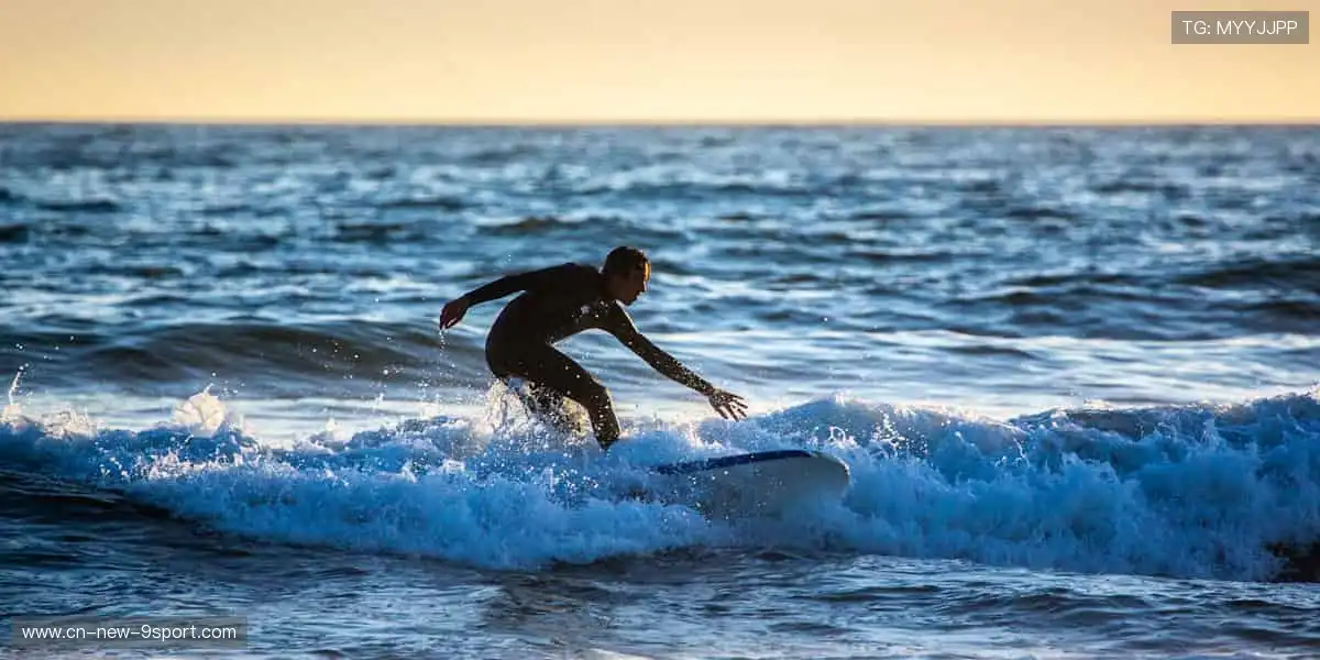 🎁 热爱永不缺席！官方正品周边，把偶像的力量穿在身上，握在手里！